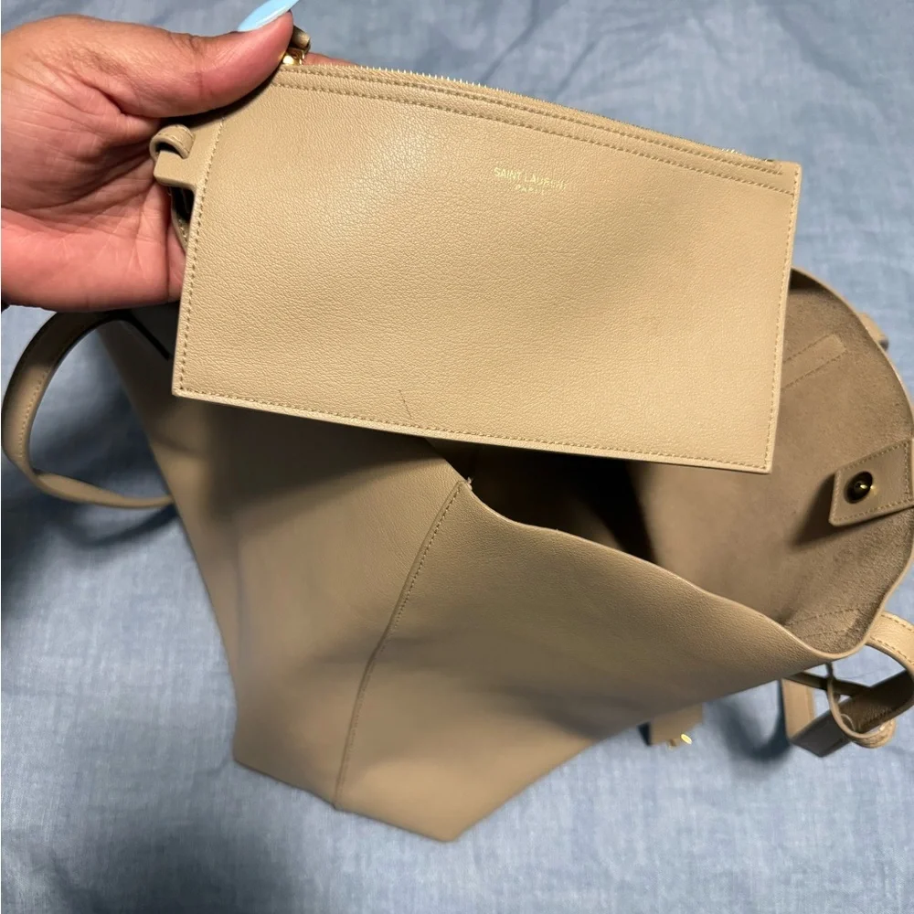 Shopping Saint Laurent in Dark Biege - Picture 4 of 12